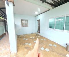 บ้าน2ชั้น ต่อเติมห้องด้านหน้าติดถนนมีพื้นที่ด้านข้าง ใกล้โรงเรียนสาร์สาร์ท MTRเซ็นทรัลเวสเกต - Image 2