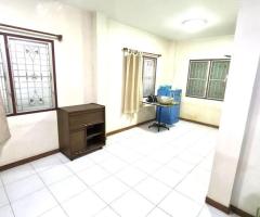 บ้าน2ชั้น ต่อเติมห้องด้านหน้าติดถนนมีพื้นที่ด้านข้าง ใกล้โรงเรียนสาร์สาร์ท MTRเซ็นทรัลเวสเกต - Image 3