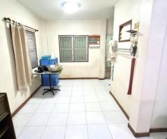 บ้าน2ชั้น ต่อเติมห้องด้านหน้าติดถนนมีพื้นที่ด้านข้าง ใกล้โรงเรียนสาร์สาร์ท MTRเซ็นทรัลเวสเกต - Image 4